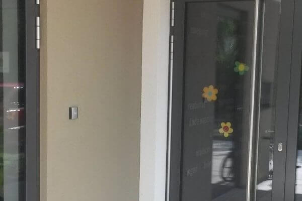 Haupteingang Kindergarten mit Leser