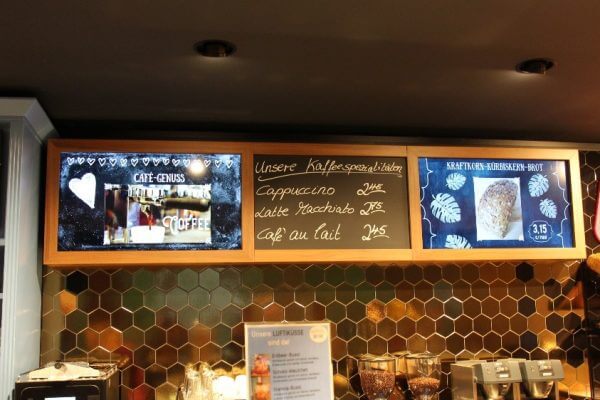 Digitale Kreidetafel in der Backbar der Bäckerei Arends