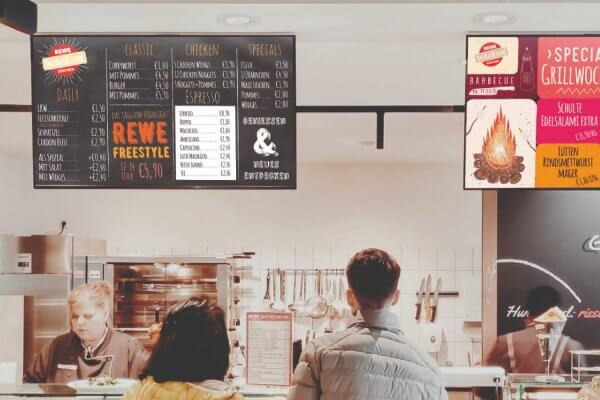 Digitale Kreidetafel über einer Verkaufstheke