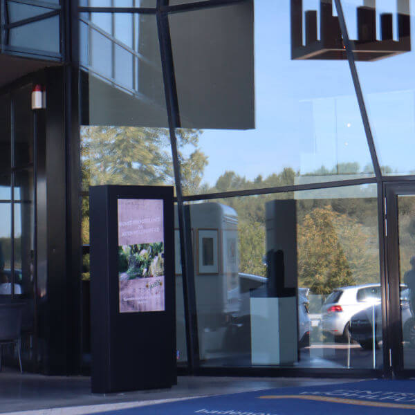 Digitale Outdoor Stele am Europäischen Forum am Rhein in Neuried