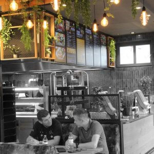 pizzeria-intermezzo-referenz-digital-signage-bild1 Pizzeria Intermezzo Essensbereich und Verkaufstheke