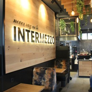 pizzeria-intermezzo-referenz-digital-signage-bild2 Pizzeria Intermezzo Sitzbereich Pizzeria