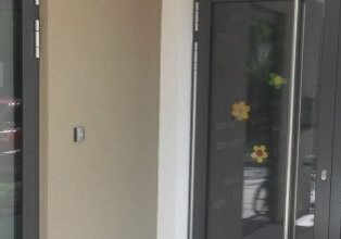 Haupteingang-mit-Leser-header Haupteingang Kindergarten mit Leser